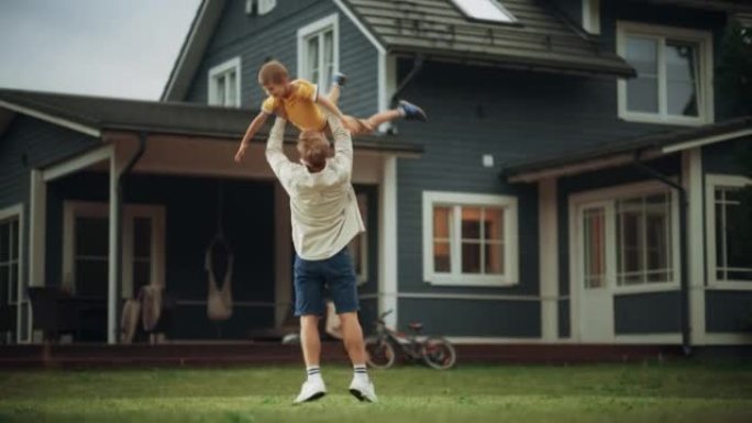 年轻的父亲在前院的房子外面与儿子见面。快乐的成年男子抱起那个兴奋的男孩，把他扔向空中。无条件的爱和家