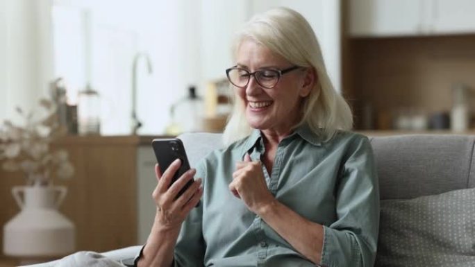 女人使用智能手机和可视电话应用程序喜欢与家人交谈