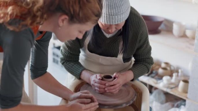 艺术，学习和与年轻的陶艺师一起在一个面向不同人群的工作坊中进行陶艺课的人。设计，质地和创意课程，在年
