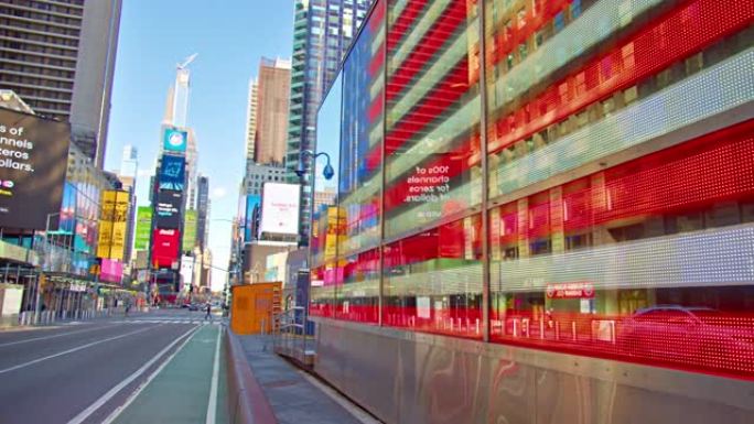 纽约时代广场的大型美国国旗。广告广告牌。