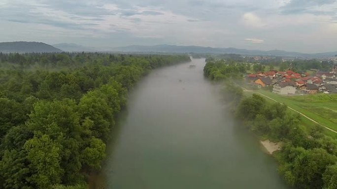 空中: 小镇上的迷雾河