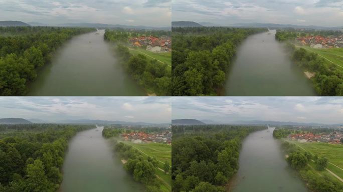 空中: 小镇上的迷雾河