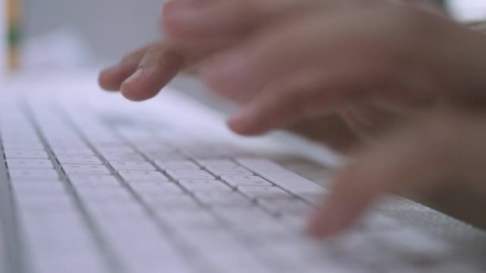 女人手在笔记本电脑键盘上打字