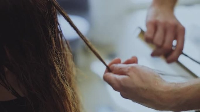 发型师在沙龙为女性客户做发型和梳理头发
