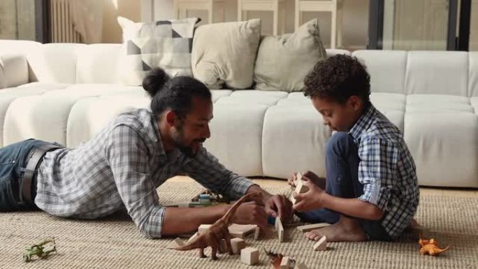 非洲爸爸和小儿子玩木方块