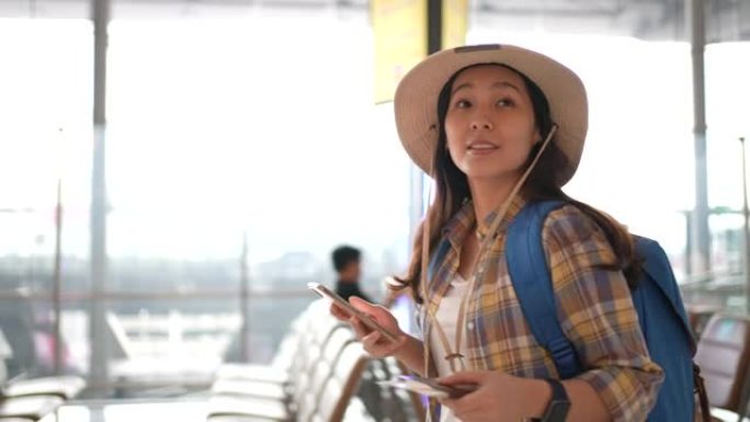 在机场使用智能手机的旅游妇女