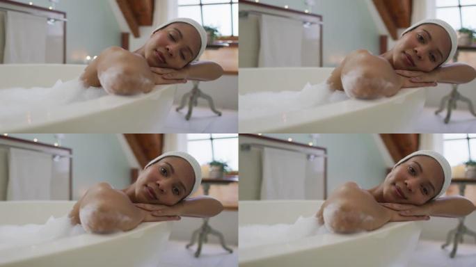 混血女人洗澡的肖像看着相机