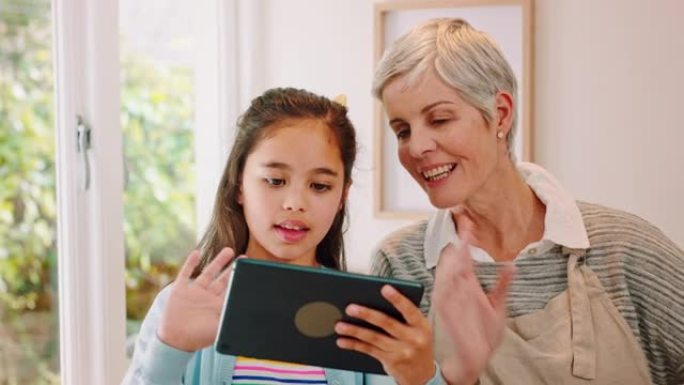 视频通话，奶奶和女孩用平板电脑，连接和交流。数字、奶奶和女孙子设备、wave和社交媒体、谈话和孙女的