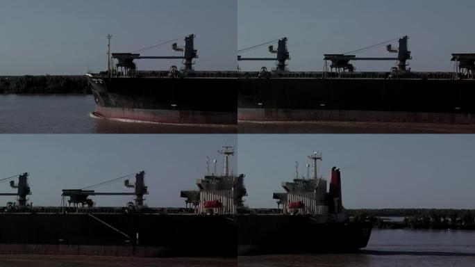阿根廷巴拉那河罗萨里奥港的木屑运输船。