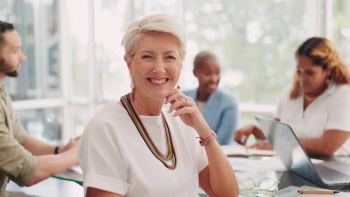 老年女商人，管理层和微笑，在办公室参加团队会议，计划或公司合作。高级首席执行官在工作场所为团队合作、