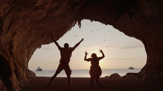 一对夫妇在海滩上奔跑的超级SLO MO (时间扭曲)，意大利撒丁岛卡拉卢纳。