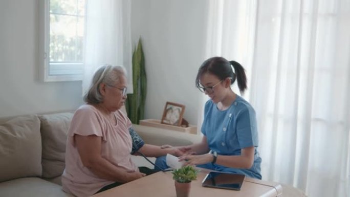 女医生检查老年患者。