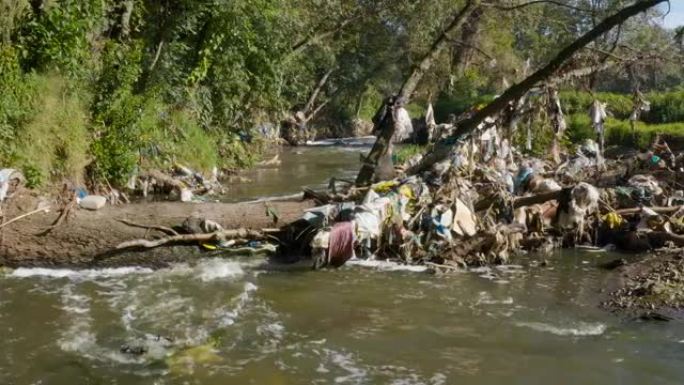 水污染。非洲水域中可怕的塑料污染的鸟瞰图