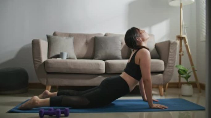 运动妇女在家锻炼居家瑜伽健身线上课程美女