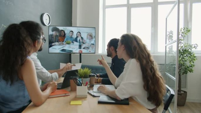 创意团队与同事讨论工作，通过视频通话在线观看数字屏幕