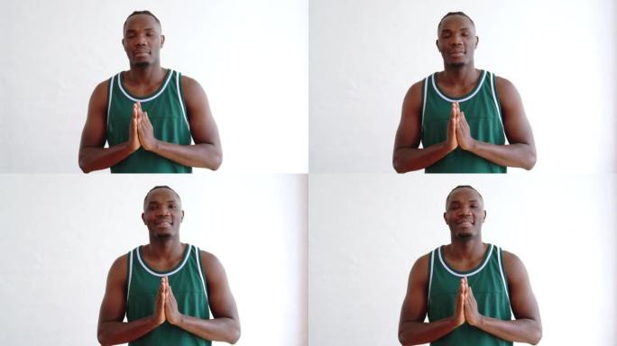穿着运动服的非洲男子在瑜伽课上冥想