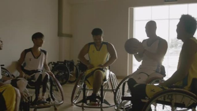 残疾篮球运动员与队友交谈。