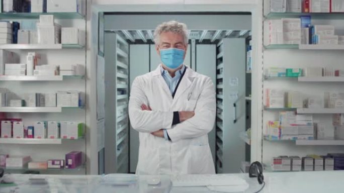 电影镜头中，一名带着防护口罩的男药师在药店里满意地微笑着。新冠肺炎概念、防护、冠状病毒、安全、保健。