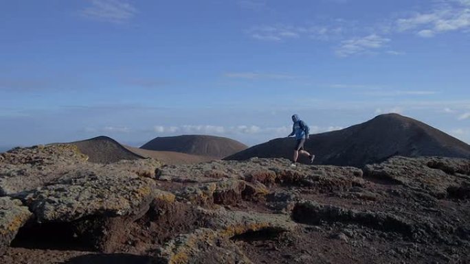 空中: 在火山口边缘奔跑的人