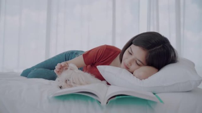 床上有狗的亚洲女人