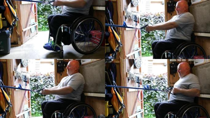 在家用阻力带锻炼轮椅散步残疾人外国人