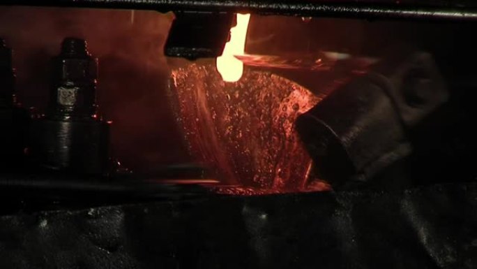 大理石制造机在大理石玻璃厂滴落熔融玻璃球。