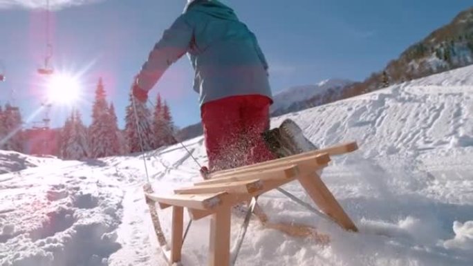 低角度: 雪橇旅行中无法辨认的女人探索空旷的滑雪胜地。