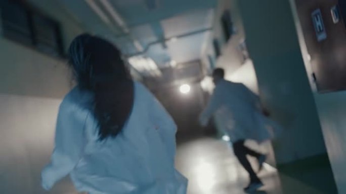 TS两名身穿实验服的医生在医院走廊上奔跑
