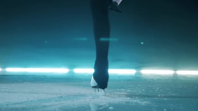 慢动作在冰上旋转的溜冰鞋的特写