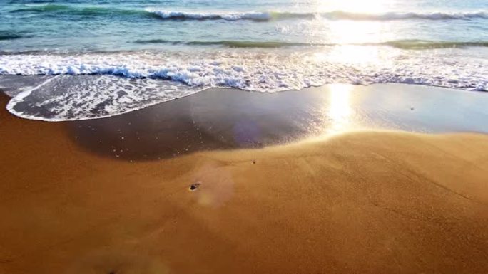 美丽的海浪和水中的太阳反射
