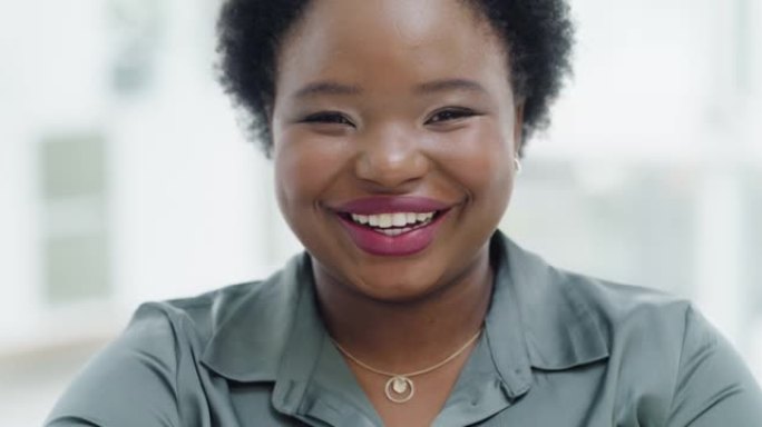 4k视频片段，一名年轻女子在现代办公室微笑并摆姿势