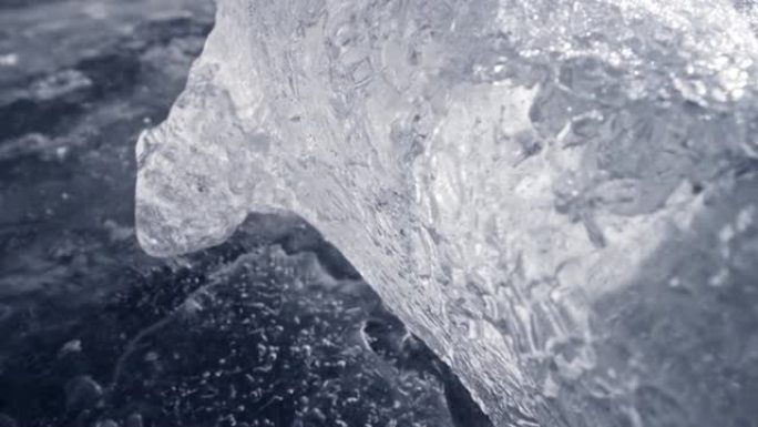 透明冰块。结冰的河面上有清澈的冰块。滑动镜头，4K