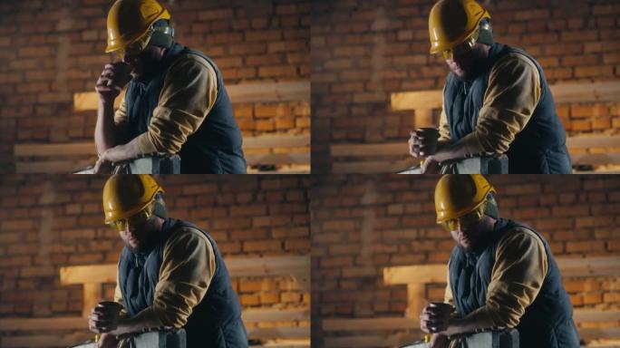 男子在建筑工地喝热饮料