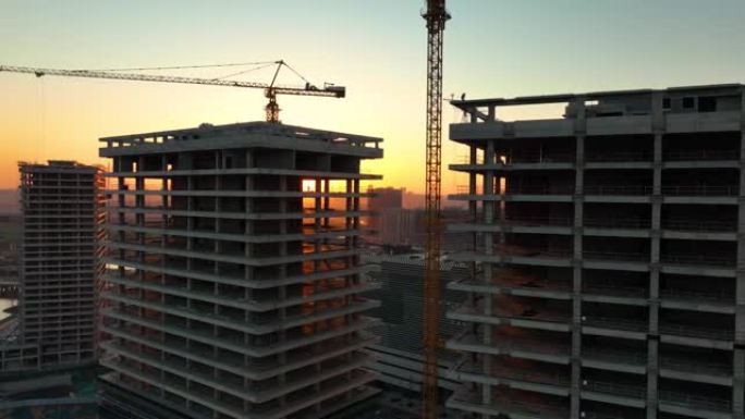 日落时建筑工地的鸟瞰图建筑起重机
