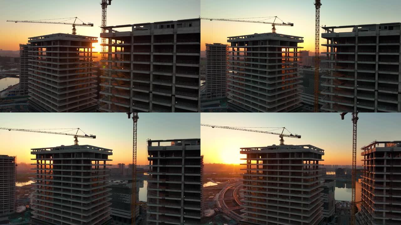 日落时建筑工地的鸟瞰图建筑起重机