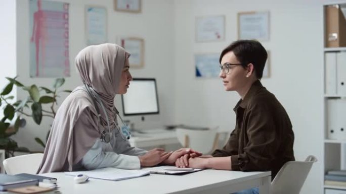 穆斯林女医生在诊所支持诊断不良的年轻患者