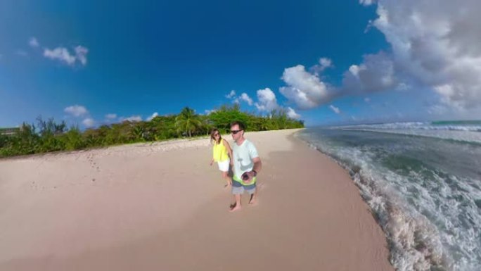 自拍照: 年轻夫妇漫步在偏远天堂岛的白色沙滩上