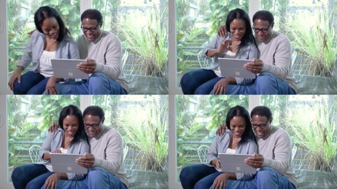 黑人夫妇在家中使用数字平板电脑进行视频通话