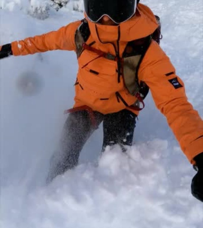 女滑雪者骑着粉雪下山。阳光明媚的冬日，天空晴朗