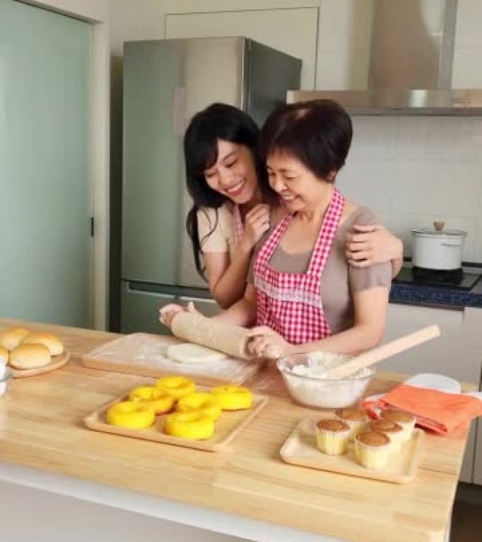 妈妈和女儿做面包