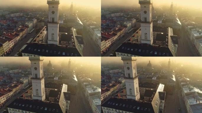 飞越早晨多雾的乌克兰利沃夫市。风景秀丽的夏季鸟瞰图的市场广场建筑在老城利沃夫，乌克兰。市政厅和市场广
