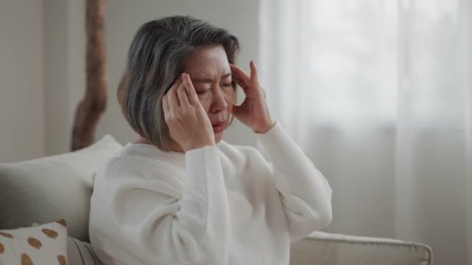 在家患头痛的高级妇女