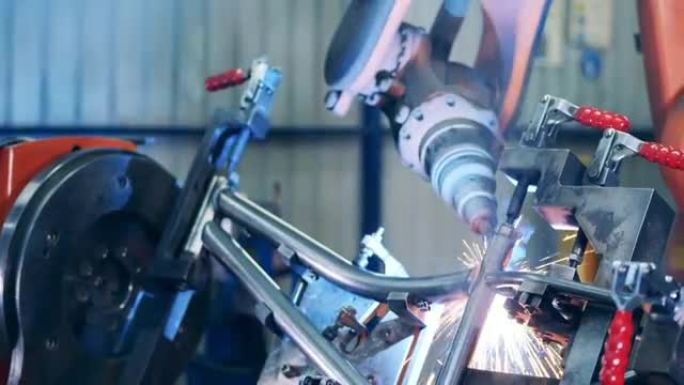机械臂在工厂焊接自行车车架