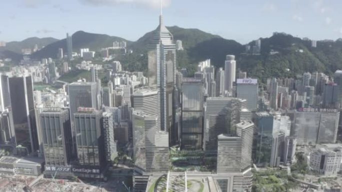 香港中环的鸟瞰图。跟踪航拍办公大楼和摩天大楼