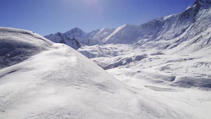 尼泊尔白雪皑皑的山峰的鸟瞰图。雪山景观。无人机镜头