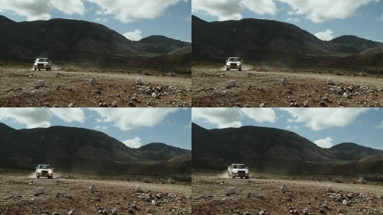 白色卡车在山上的路上。