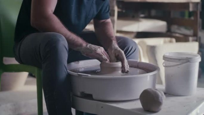 农作物陶工在车轮上制造粘土容器