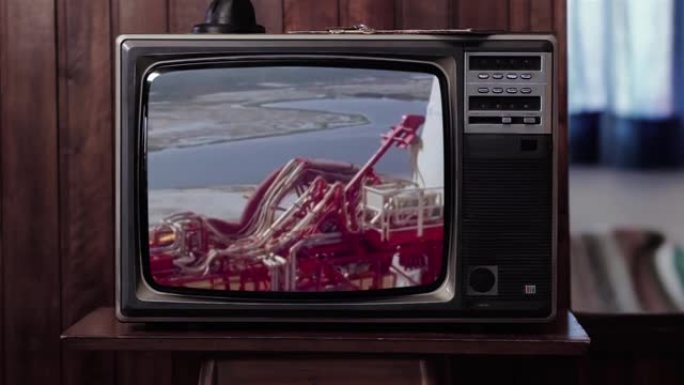 月球上的第一人，阿波罗11号发射和在复古电视机上看到的登月镜头。NASA提供的这段视频的元素。4k分