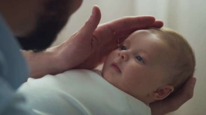 年轻的neo父亲的电影特写镜头在早晨与他的新生婴儿在托儿所里玩耍。孩子，婴儿，父母身份，童年，生活，