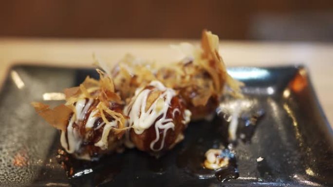 筷子采摘章鱼烧，球形日本小吃